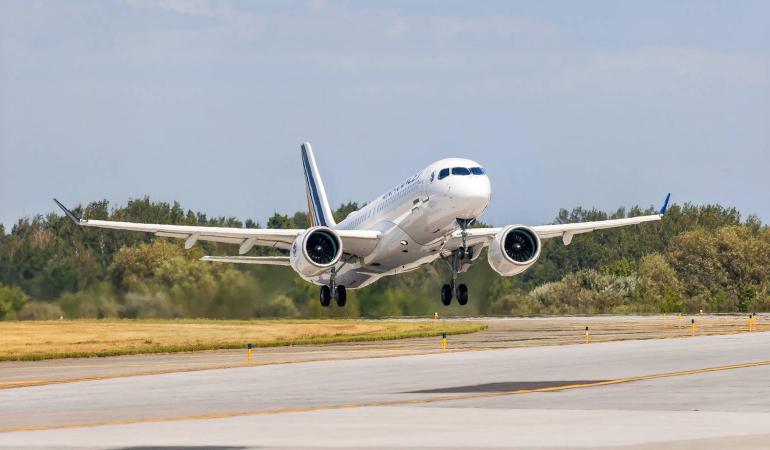 air_france_takeoff-3air-france-a220
