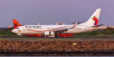 air_niugini_-p2-pxc-_boeing_737-86q_arriving_at_sydney_airport-1