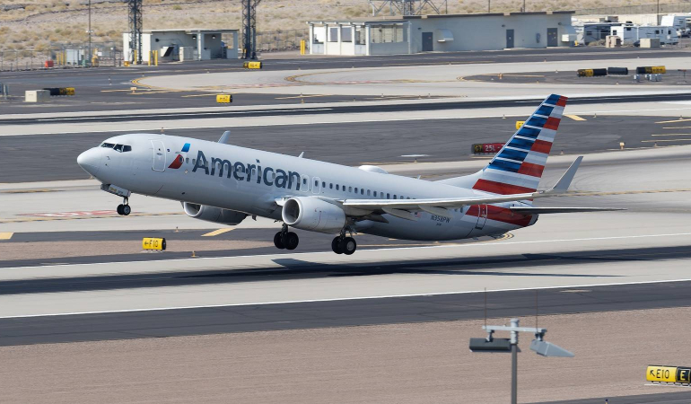 american-airlines-boeing-737-800-takeoff