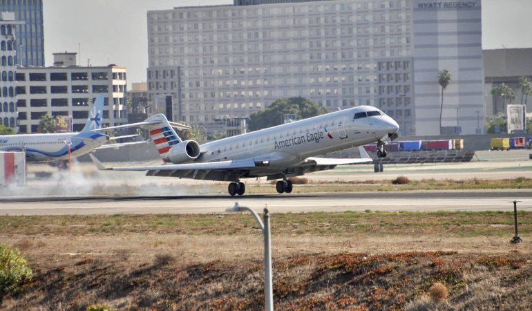 american-airlines-crj700-landing-1