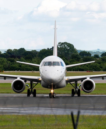 american-airlines-envoy-air-e170-from-front-1