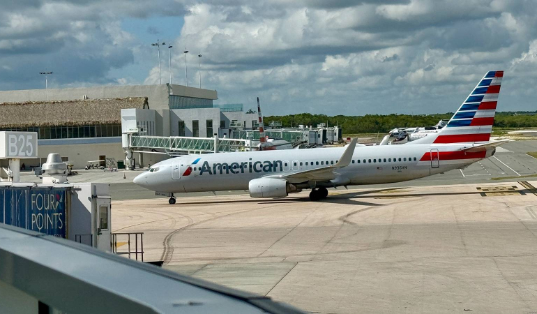 american_airlines_boeing_737-800_n935an_-_01