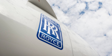 close-up-of-rolls-royce-logo-trent-7000-engine-of-the-first-airbus-a330-900-neo-of-tap-air-porugal-airlines