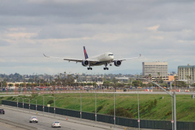 delta-air-lines-airbus-a350-jet-approaching-the-los-angeles-international-airport-lax