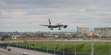 delta-air-lines-airbus-a350-jet-approaching-the-los-angeles-international-airport-lax