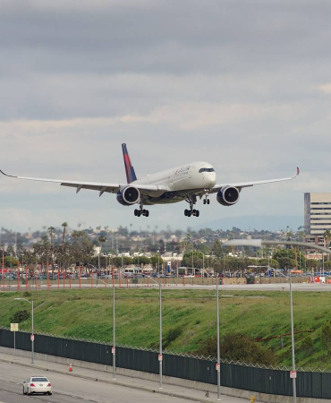 delta-air-lines-airbus-a350-jet-approaching-the-los-angeles-international-airport-lax