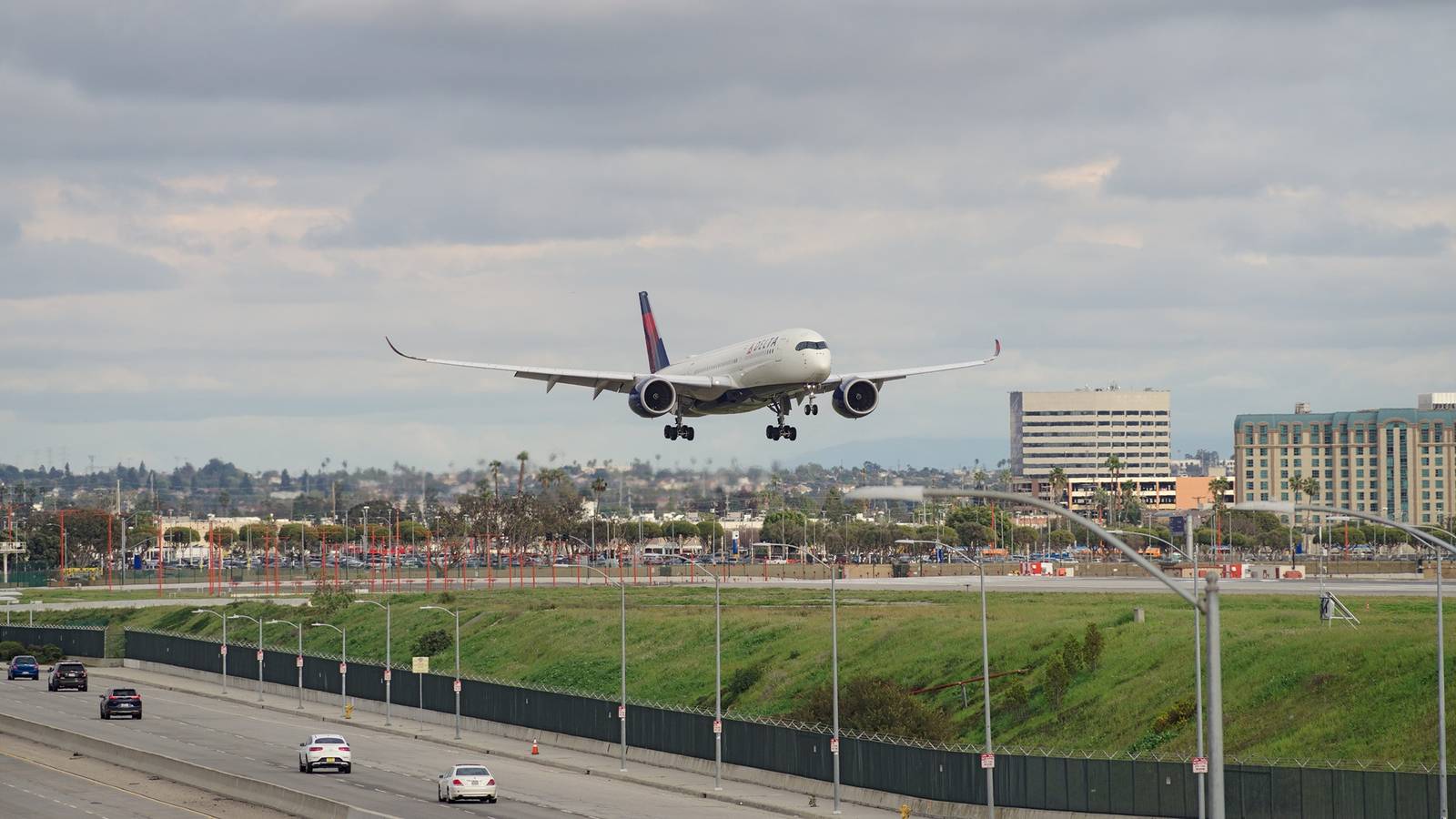 delta-air-lines-airbus-a350-jet-approaching-the-los-angeles-international-airport-lax