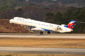 delta-air-lines-crj900-takeoff
