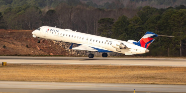 delta-air-lines-crj900-takeoff