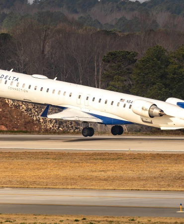delta-air-lines-crj900-takeoff