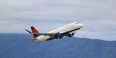 delta-air-lines-e175-takeoff