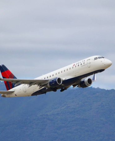 delta-air-lines-e175-takeoff