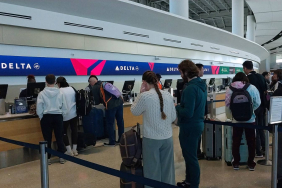 delta-airlines-departing-passengers-wait-at-the-ticket-counter-in-louis-armstrong-airport