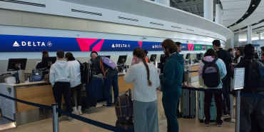 delta-airlines-departing-passengers-wait-at-the-ticket-counter-in-louis-armstrong-airport