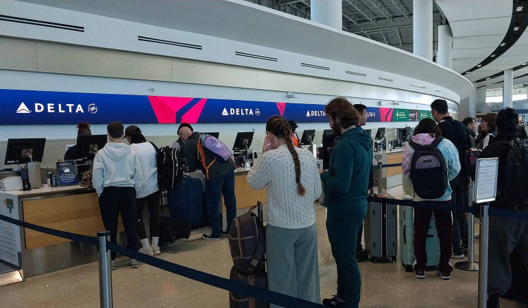 delta-airlines-departing-passengers-wait-at-the-ticket-counter-in-louis-armstrong-airport