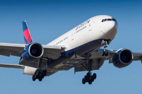 delta_airlines_777-200er_on_short_final_after_a_long_flight_-41344091452