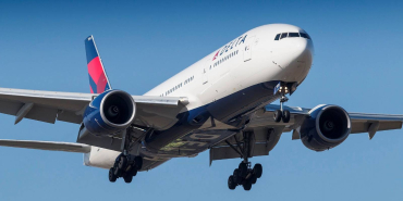 delta_airlines_777-200er_on_short_final_after_a_long_flight_-41344091452