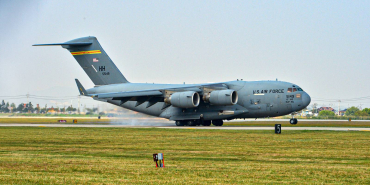 how-the-585-000-pound-c-17-globemaster-lands-on-some-of-the-world-s-shortest-runways