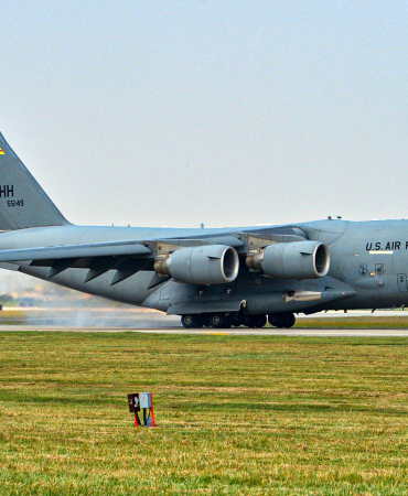 how-the-585-000-pound-c-17-globemaster-lands-on-some-of-the-world-s-shortest-runways