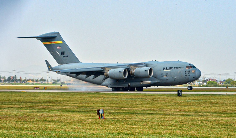 how-the-585-000-pound-c-17-globemaster-lands-on-some-of-the-world-s-shortest-runways