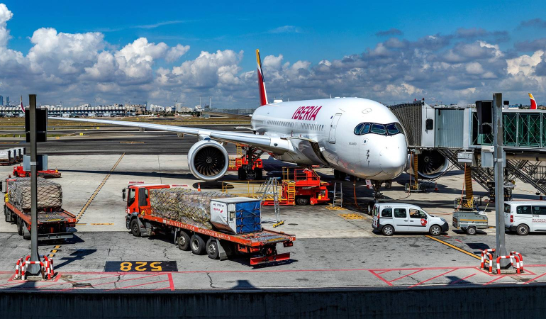 iberia-airbus-a350-900-at-gate