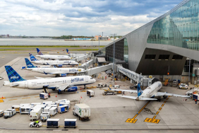 jetblue-planes-at-laguardia-bank-of-aircraft-1