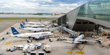 jetblue-planes-at-laguardia-bank-of-aircraft-1