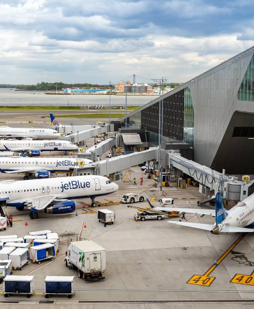 jetblue-planes-at-laguardia-bank-of-aircraft-1
