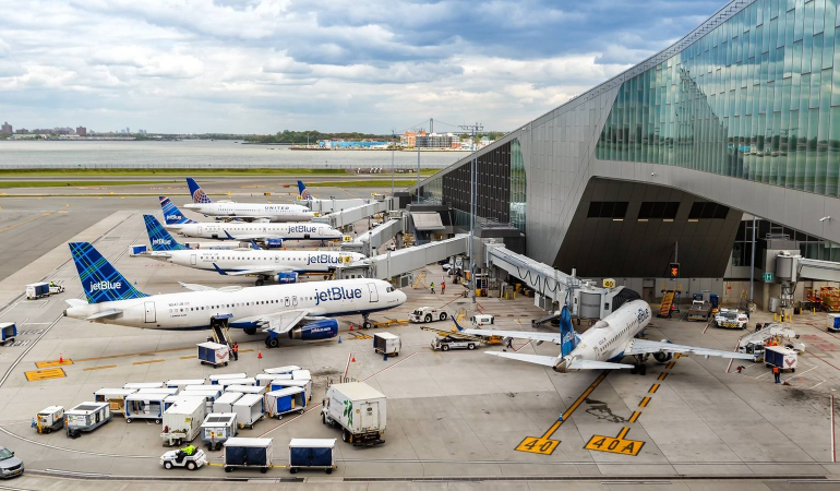 jetblue-planes-at-laguardia-bank-of-aircraft-1