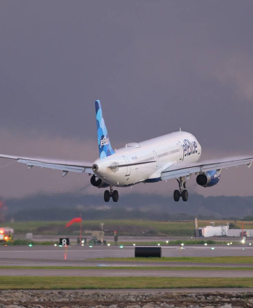 jetblue_airbus_a321_n905jb_landing_at_boston_july_2025