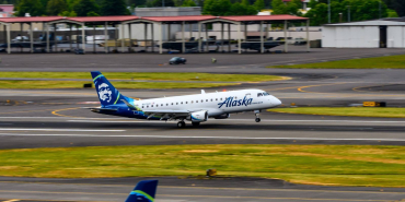 portland-international-airport-alaska-airlines-embraer-e175-1
