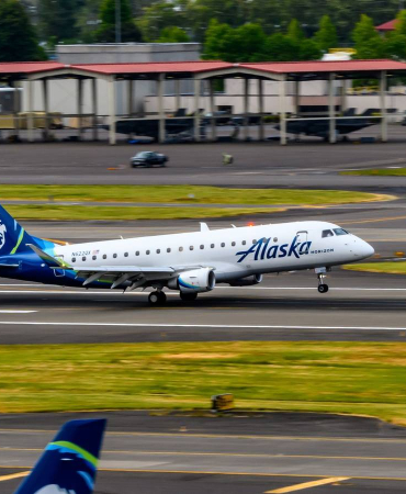 portland-international-airport-alaska-airlines-embraer-e175-1