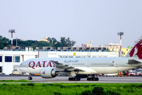 qatar_airways_approaching_to_the_boarding_gate_cropped