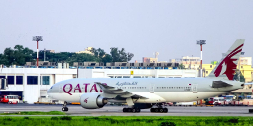 qatar_airways_approaching_to_the_boarding_gate_cropped