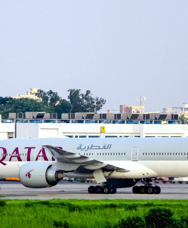 qatar_airways_approaching_to_the_boarding_gate_cropped
