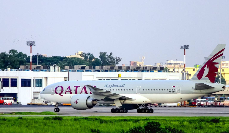 qatar_airways_approaching_to_the_boarding_gate_cropped