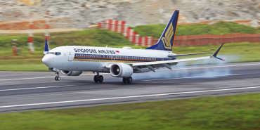 singapore-airlines-boeing-737-max-kittikun-yoksap-shutterstock_cropped