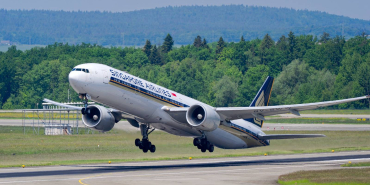 singapore-airlines-boeing-777-300er-takeoff-1
