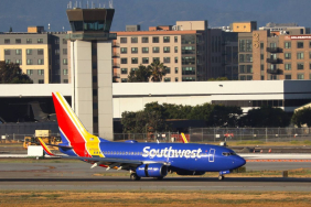 southwest-airlines-boeing-737-700-arriving-at-san-jose-international-airport-1