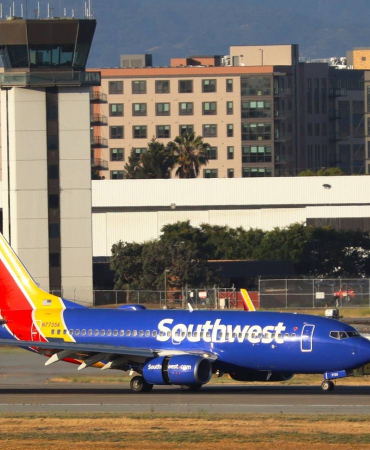 southwest-airlines-boeing-737-700-arriving-at-san-jose-international-airport-1