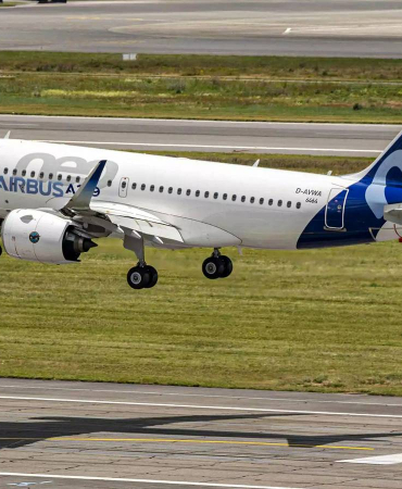 the-airbus-jet-being-squeezed-to-death-between-the-a220-the-a321neo