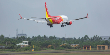 vietjet-boeing-737-max-8-landing-1