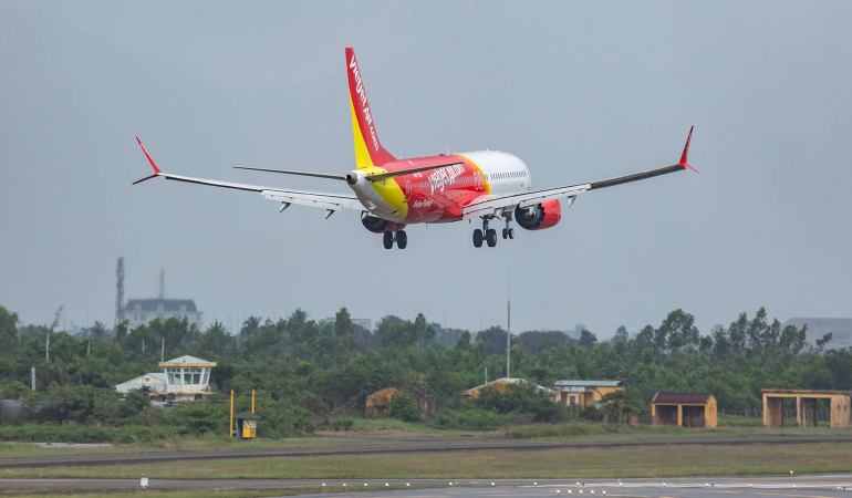 vietjet-boeing-737-max-8-landing-1