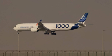 airbus-a350-landing-in-dubai-1