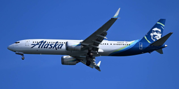 alaska_737-9_max_n966ak_on_final_approach_to_boston_oct_2024_2