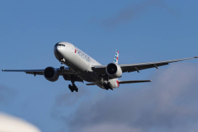 american-airlines-boeing-777-300-landing-at-london-heathrow