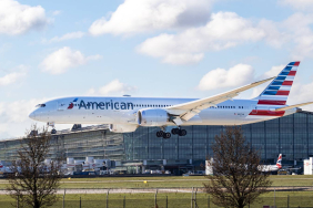 american-airlines-boeing-787-landing-at-london-heathrow