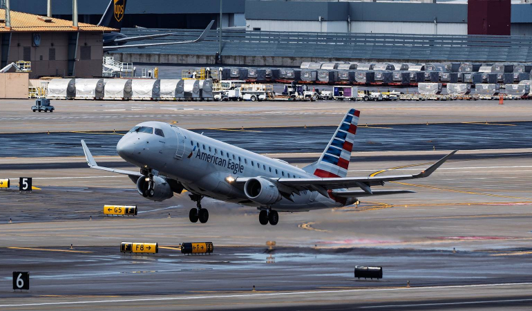 american-eagle-e175-takeoff-1