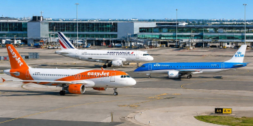 bustling_airport_apron_with_three_airliners_1920x1080