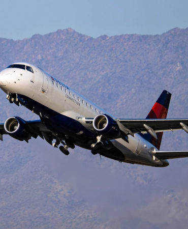 delta-air-lines-embraer-e175-1